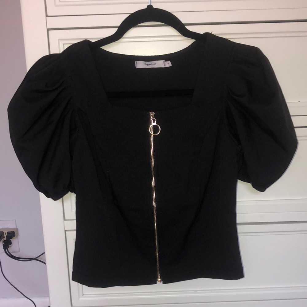 Black zip up top with puff sleeves!